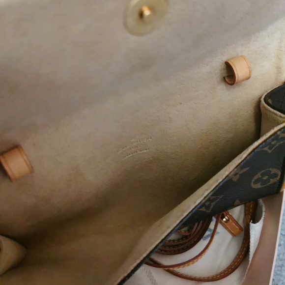 Louis Vuitton Pochette - Picture 9 of 11